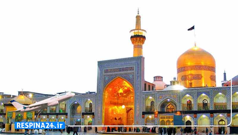 بنر تبلیغاتی آژانس مسافرتی رسپینا - یک هواپیما روی تصویر حرم امام رضا در مشهد مقدس